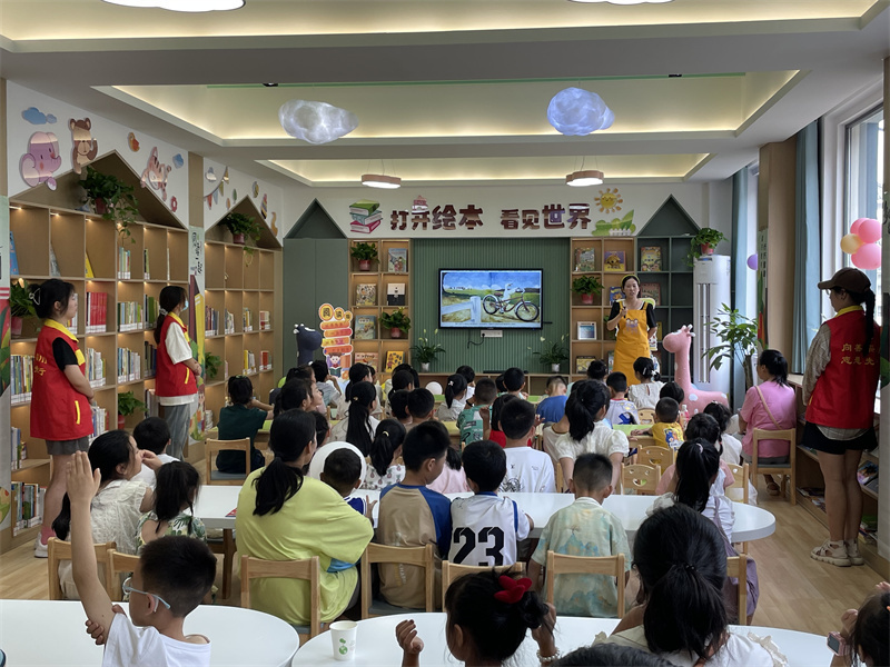 学生们听得津津有味 鲁佳琪 摄