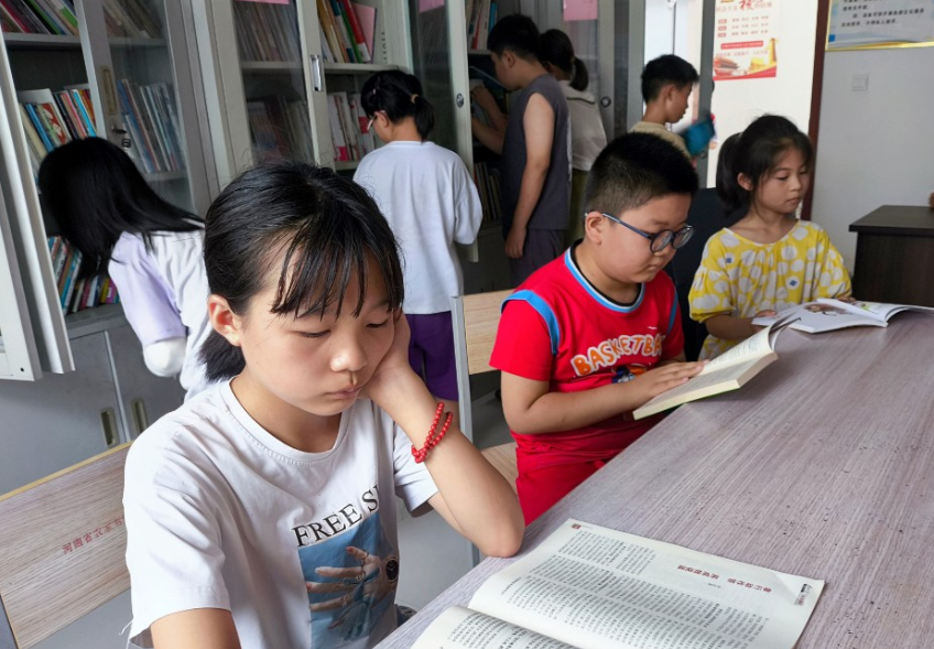 孩子们围坐阅读现场 尹莹雪 摄